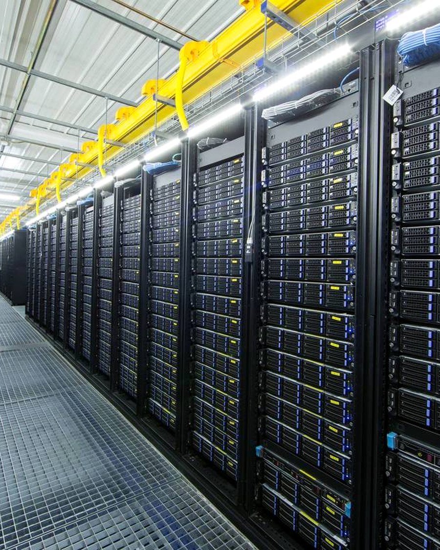 Serwerownia z rzędami szaf rack
